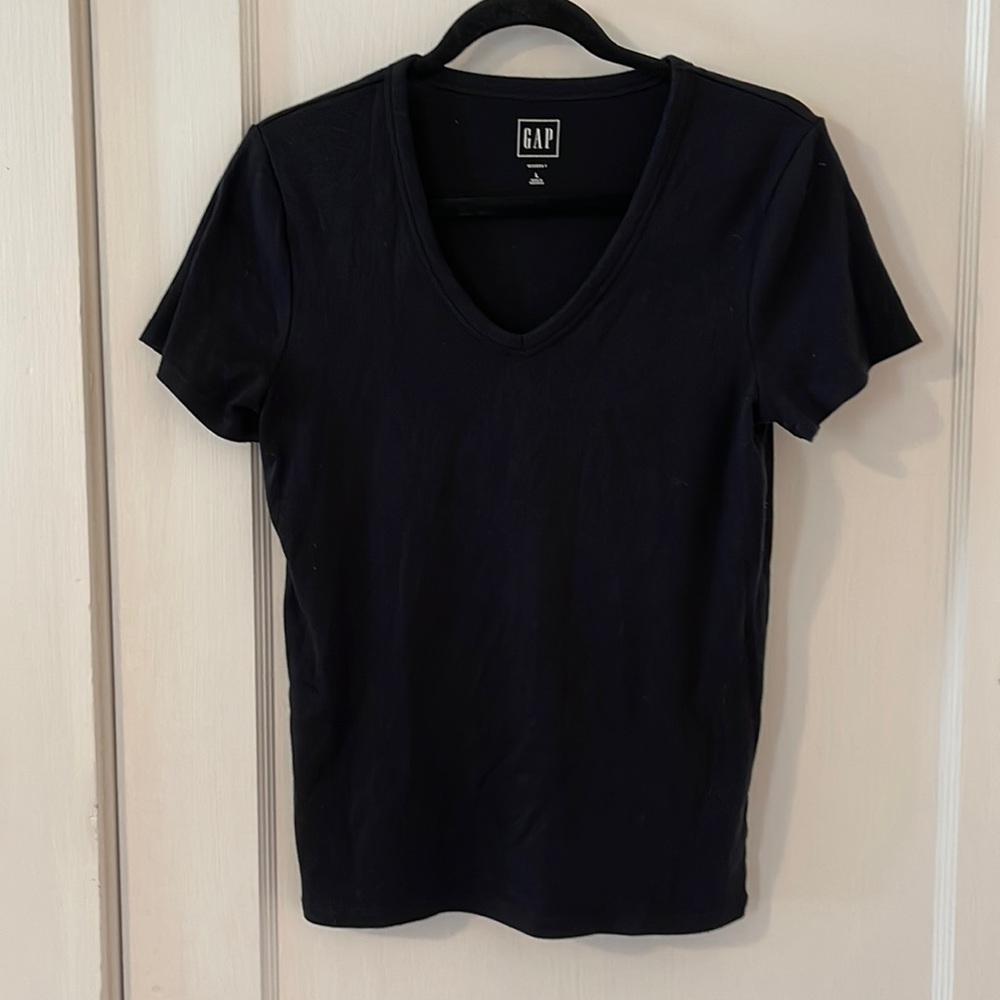 Gap size L modern v neck tee